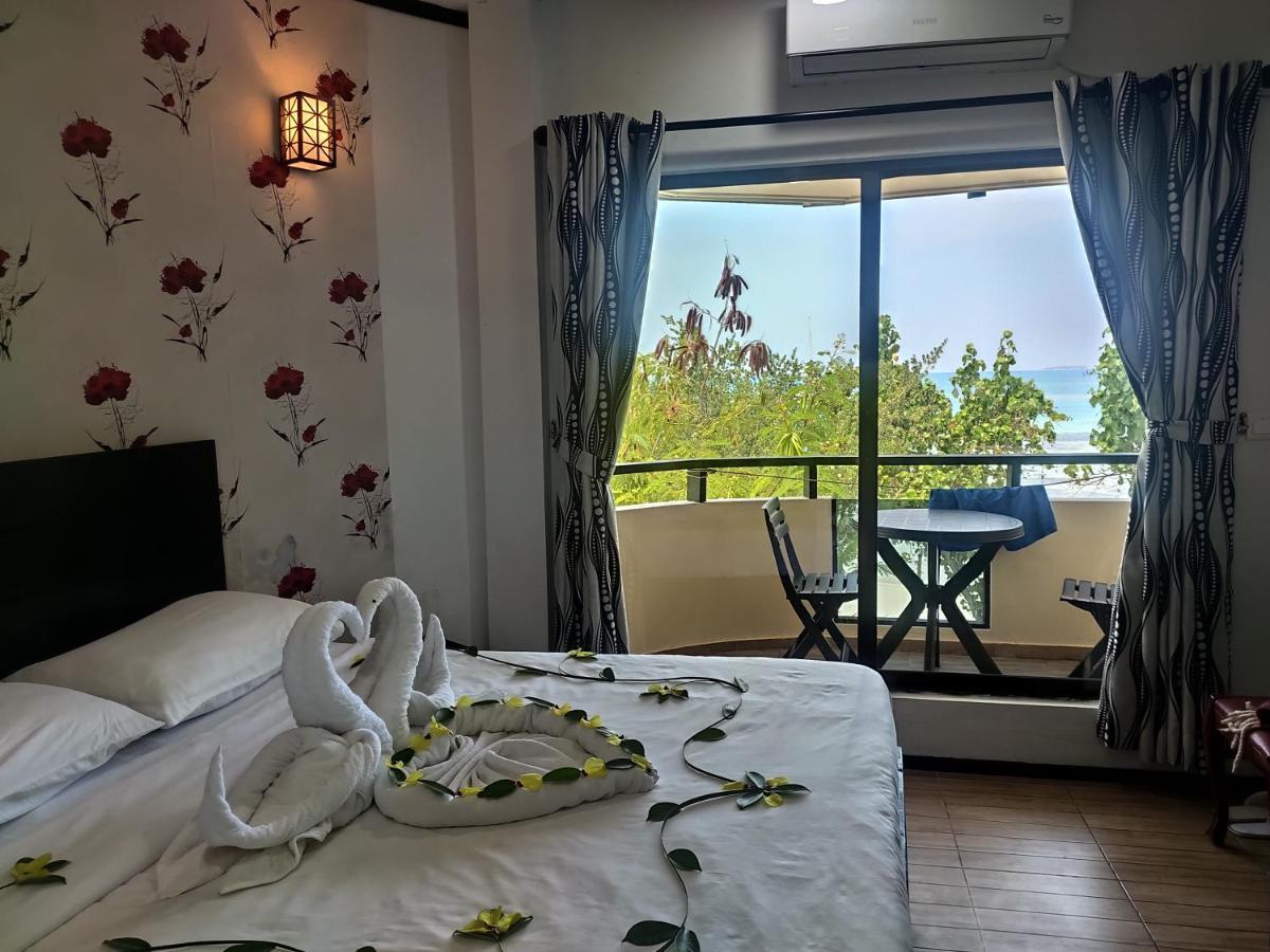 Konukevi Crown Hotel-private Bikini 4*